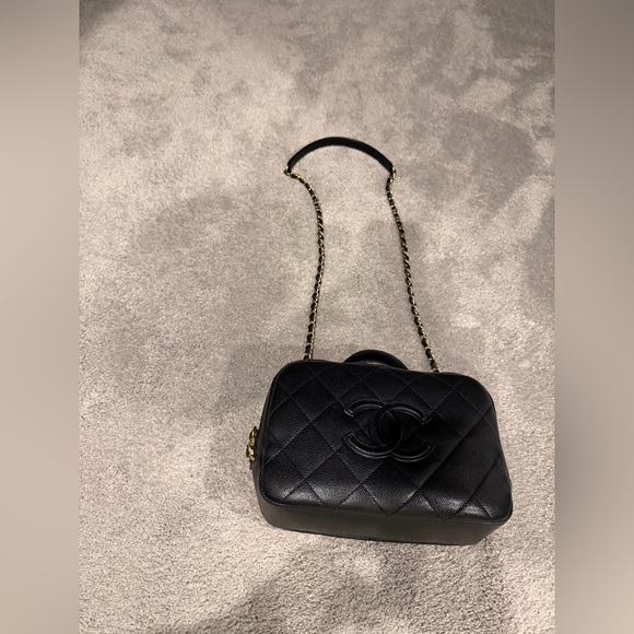 CHANEL Black Quilted Crossbody Bag with Gold Chain - Picture 5 of 5